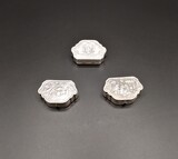 Sold separately. Silver pill box with relief decor. 915/1000 silver. Spanish Star hallmark, 915 purity and a spanish silversmith&#39;s mark for the same time period. 36g, , after/pós 1934