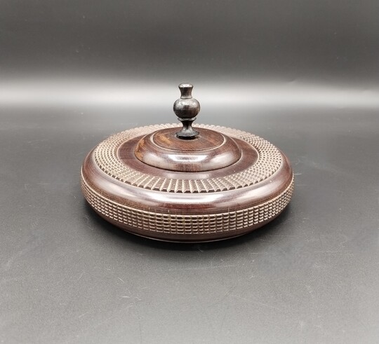 Carved wood box - Caixa em madeira entalhada