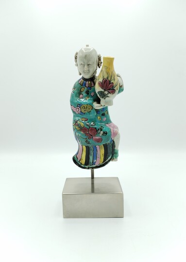 Figurine with vase on stand - Figura com jarra em base