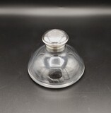 Glass ink well with a sterling silver lid with the hallmarks Águia 925 for Lisbon, for the jewellers Leitão &amp; Irmão, 1º Título and silversmith&#39;s from the same period. Portuguese monarchy coat of arms decor., 7,5x11,5x11,5cm, 1985-2020