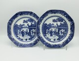 Pair of chinese, shaped rim plates with blue and white decor depicting gardens scenes. Slight rimfritting. Unmarked (export porcelain), 23 cm, unknown