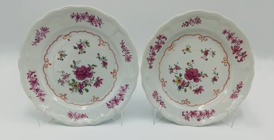 Pair of shaped rim Famille Rose plates - Par de pratos recortados da Famille Rose