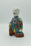 Figura de Laughing Boy em cerâmica chinesa do período Jiaqing (1796-1820). Decoração com esmaltes sobre vidrado., 17,5cm, 1796-1820 (Jiaqing)