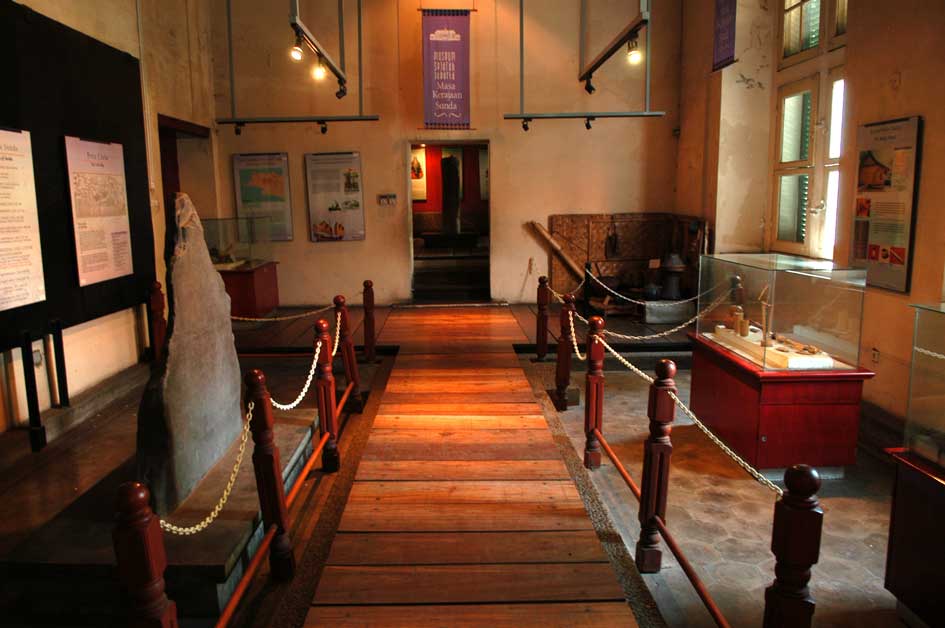 Рецензия музей. Морской музей (Джакарта). .Jakarta History Museum (Fatahillah Museum).