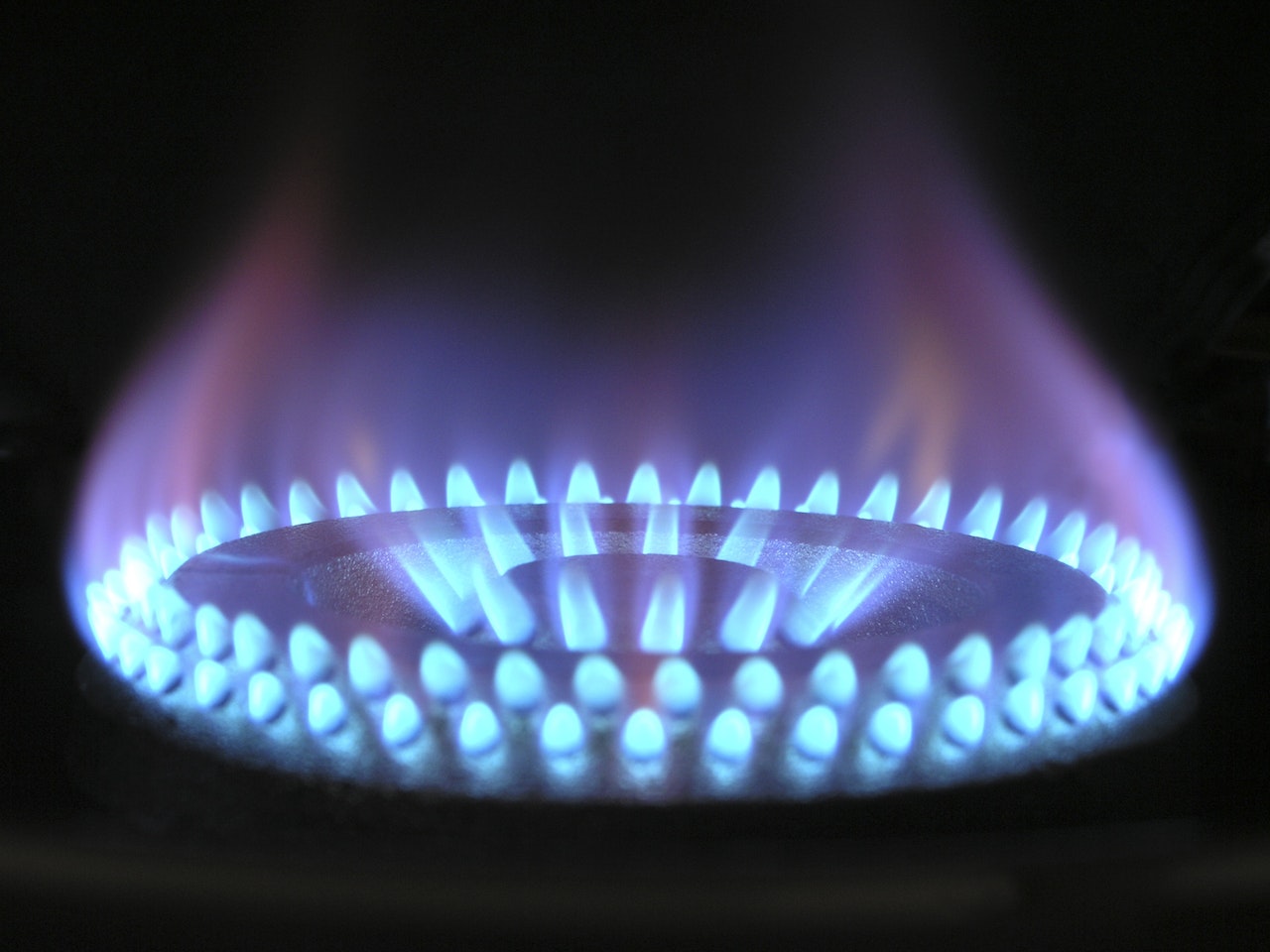 Plafonarea gazelor până în 2027 și riscul penuriei de carburanți: Noua arhitectură a prețurilor în contextul conflictului din Orientul Mijlociu — NRG-IA