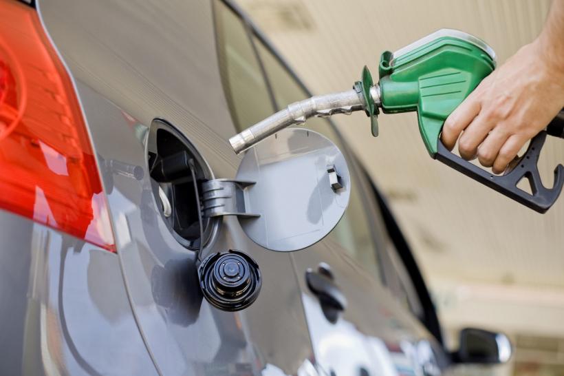 Paradoxul carburanților în aprilie 2026: Ieftiniri record la pompă sub amenințarea blocajului din Strâmtoarea Ormuz — NRG-IA