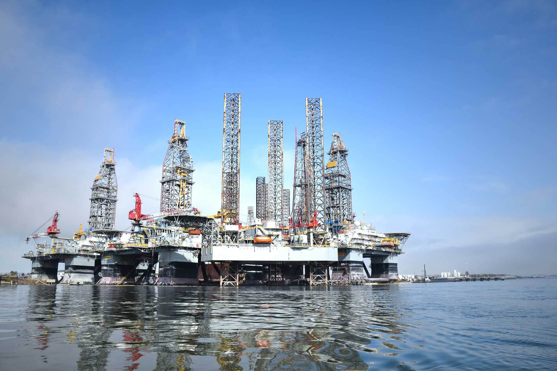 Petrolul scade pe speranța negocierilor SUA–Iran, dar piața rămâne extrem de fragilă — NRG-IA