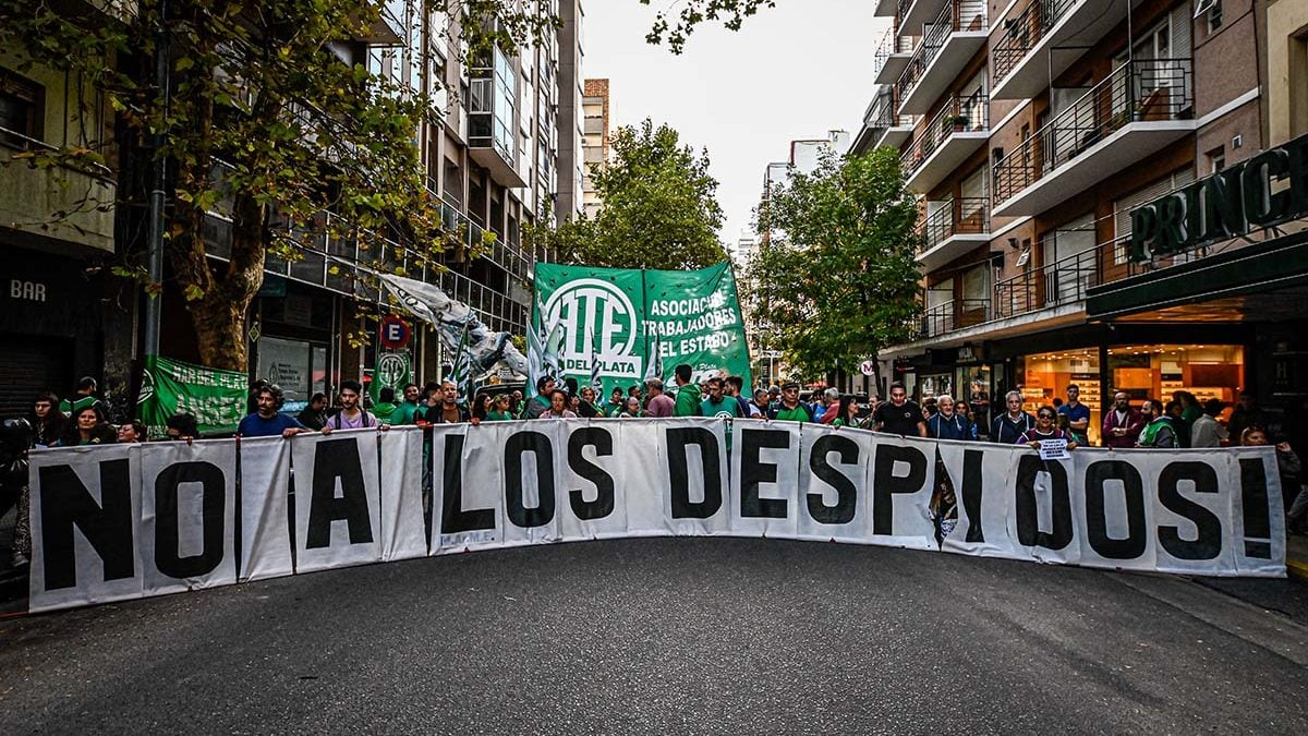 Se abre una semana clave para el futuro laboral de miles de empleados públicos amenazados por los despidos masivos prometidos por Milei