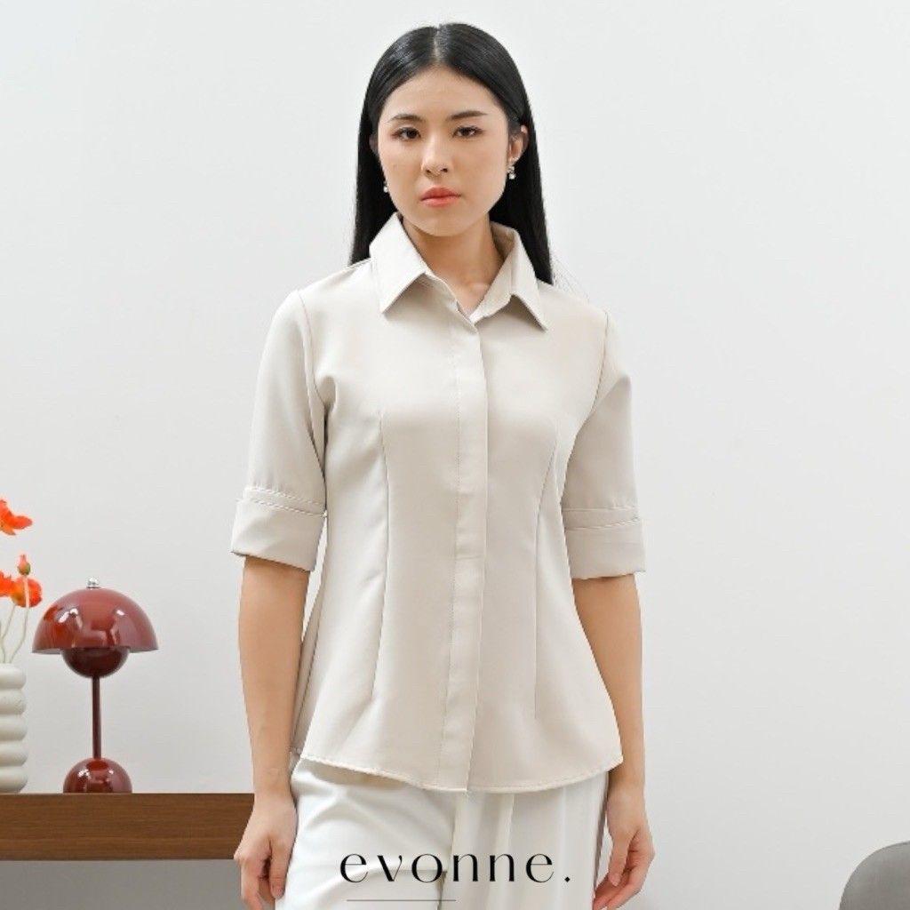 EVONNE Kara Kemeja Mewah Wanita Top Blouse Atasan Wanita Elegan Lembut Simple Beige lengan pendek L to XL