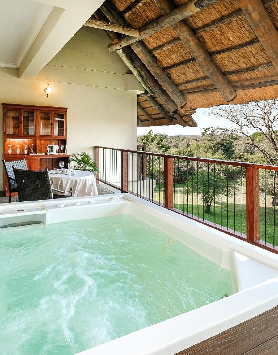 Strathearn suite hot tub ilh