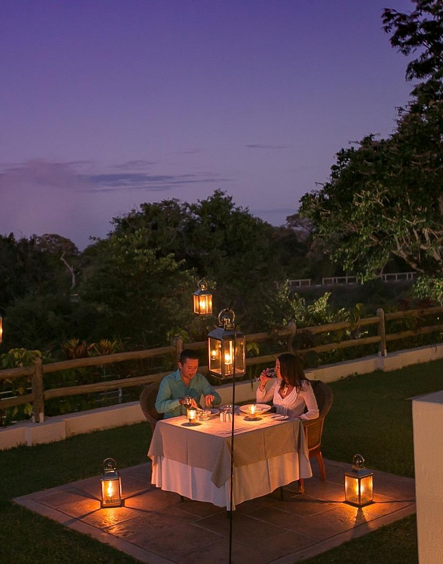 Al fresco dining with lanterns cassia restaurant ilh