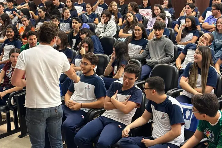 Palestra da AM para alunos de Ensino Médio de uma escola parceira