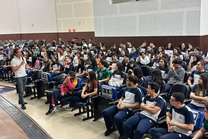Auditório cheio de alunos de Ensino Médio durante palestra da AM