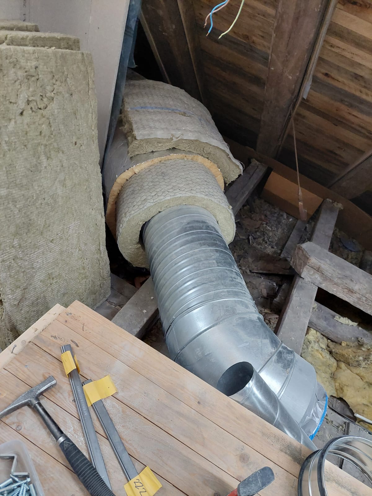 Trångt arbetsutrymme med äldre ventilation och isolering