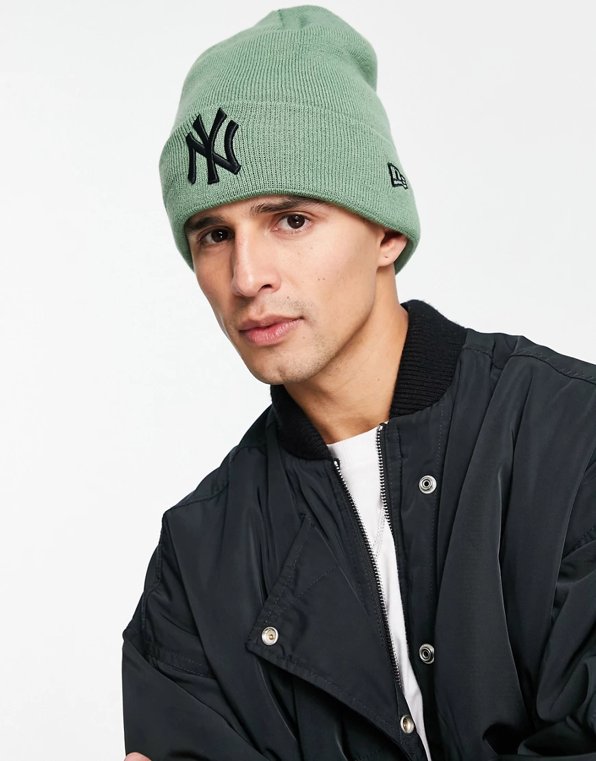 New Era New York Yankees essential beanie in khaki-Green