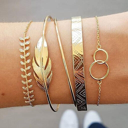 Bracelet 5Pcs Alloy Leaf Bracelet Set in Gold. Size: One Size