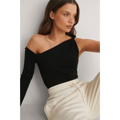 Bella Michlo x NA-KD Off Shoulder Detail Top - Black