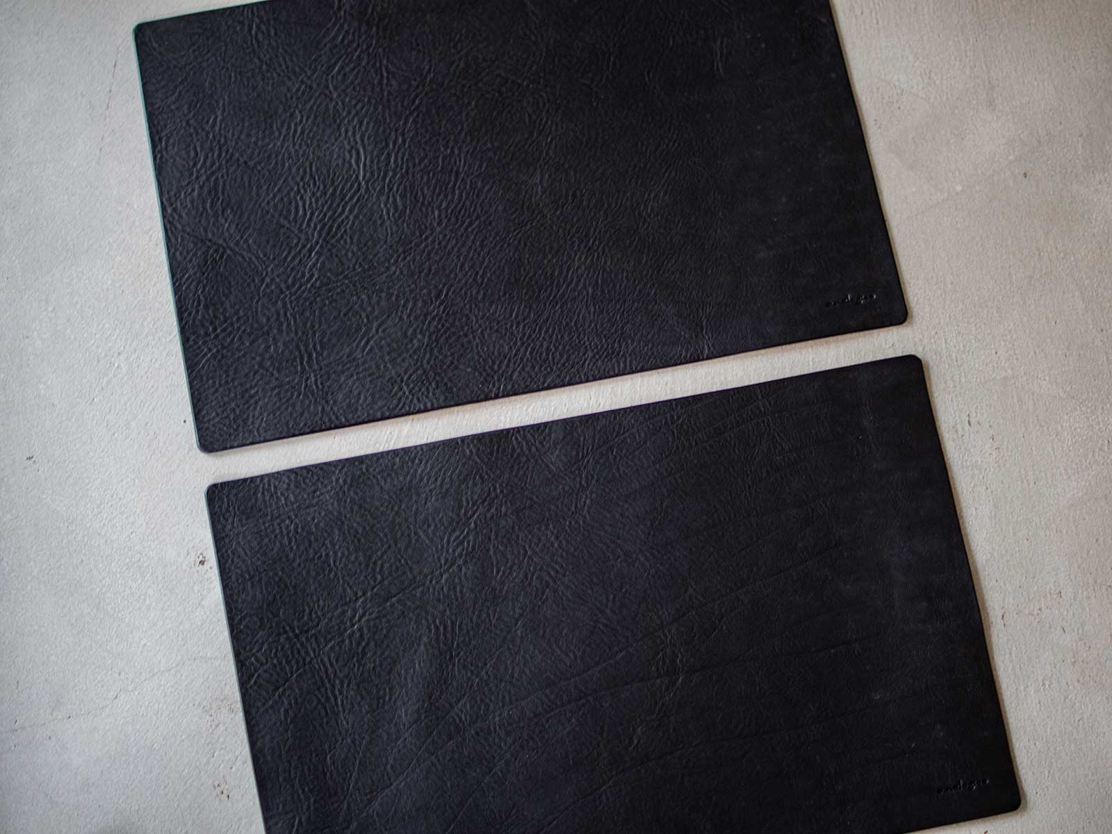 デスクマット ブラック 革の個体差
