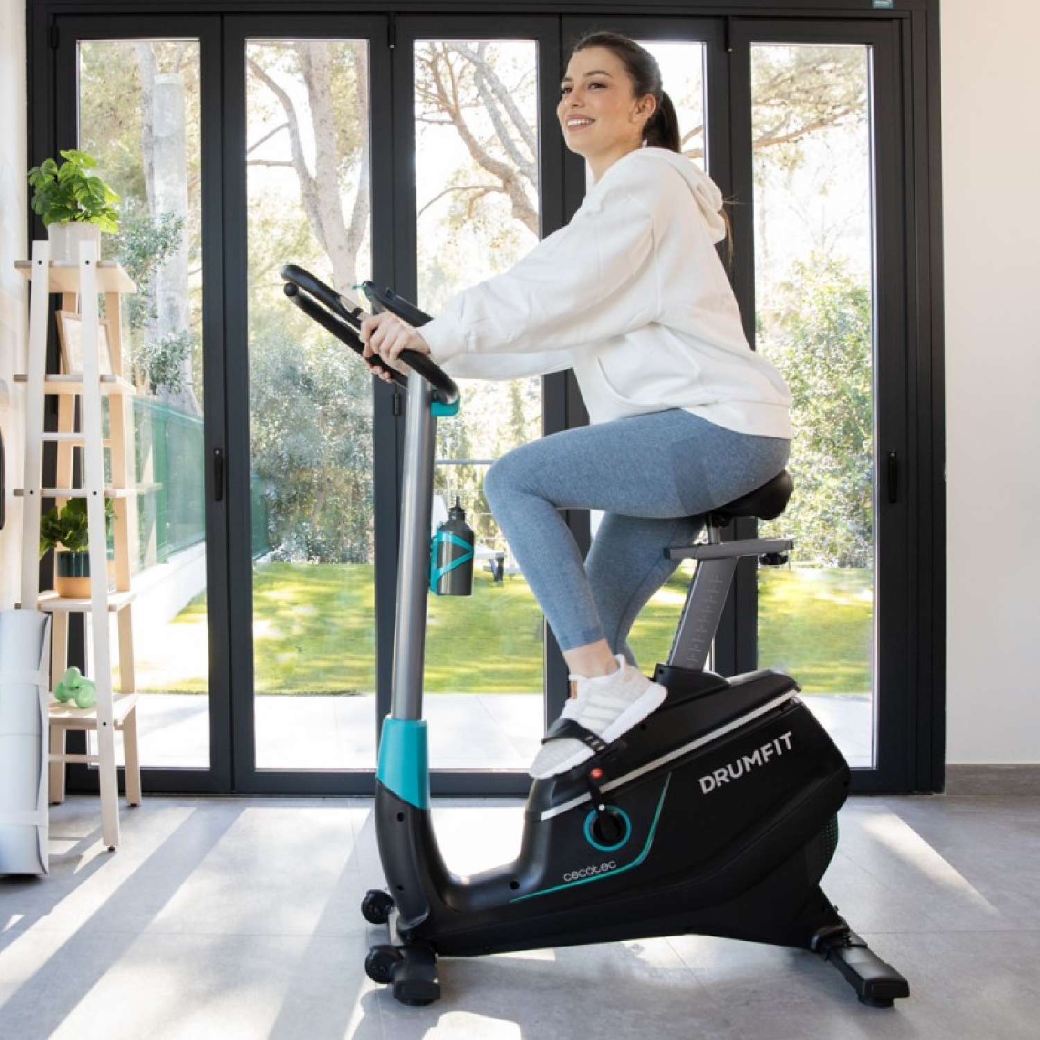 Cecotec DrumFit Cycle 9000 Talos Pro X con usuario entrenando en casa