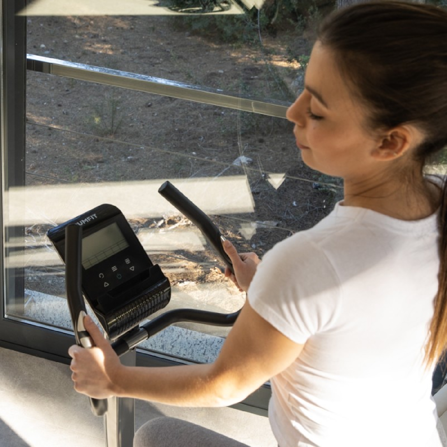 Pantalla LCD y manillar de la Cecotec DrumFit Cycle 6000 Pegasus Pro X