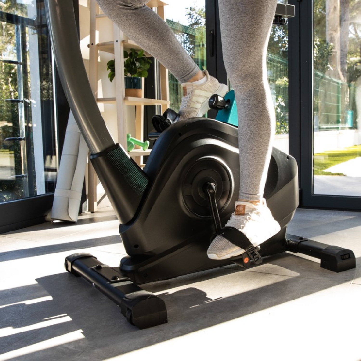 Detalle de pedales con calapiés de la Cecotec DrumFit Cycle 6000 Pegasus Pro X