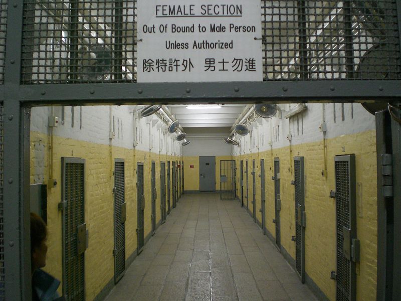 監獄超收問題嚴重，犯人過多導致床位不足，必須睡在走道上。 （Photo by 維基百科）