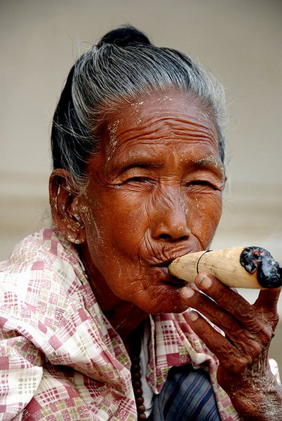 緬甸政府法規不嚴，導致便宜菸草氾濫，對民眾健康影響極大。（Photo byworakon Flickr-used under creative commons license）