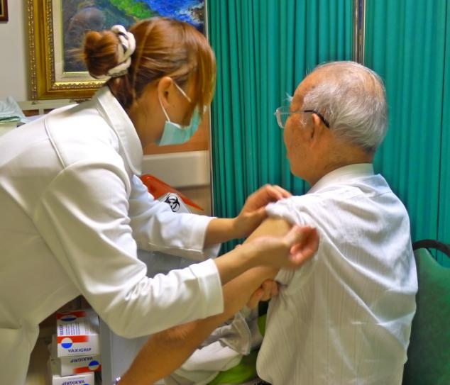 65歲以上的老人符合公費施打疫苗。 （photo by 羅佳旼/台灣醒報）