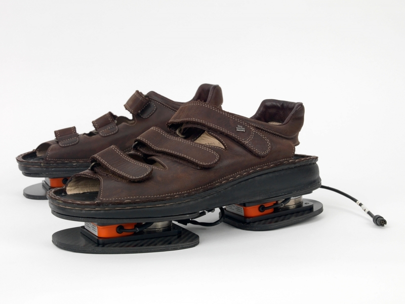 美國太空總署NASA為了防止太空人在外出進行太空旅行時偷懶，請3D運動技術公司Xsens開發了智慧型涼鞋「ForceShoes」 （photo by NASA）