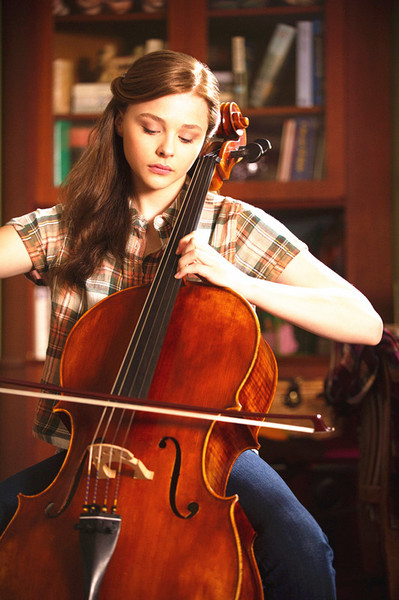 「超殺女」克蘿伊摩蕾茲在新片《如果我留下》中放下武器，改拉大提琴展現演技。（photo by imdb.com）