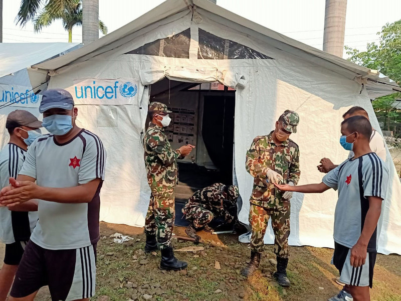 聯合國兒童基金會的工作人員和尼泊爾軍隊在該國中西部的一家醫院內支起了醫療帳篷。(photo by UNICEF Nepal 