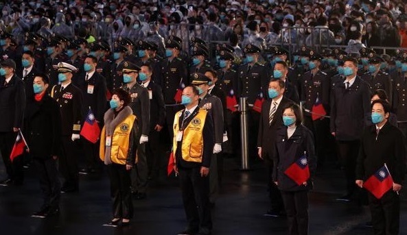 中華民國112年的元旦升旗典禮，新任台北市長蔣萬安(左1)是首度與總統蔡英文(右2)、副總統賴清德(右1)在總統府同台唱國歌、升旗。(電視截圖)