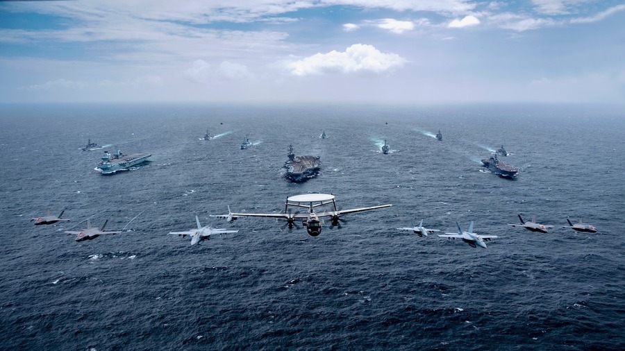 英美日澳4國海軍在印度洋進行「MPX2021」操演，水面艦與各式戰機「大合照」。   (翻攝 U.S. Pacific Fleet推特)
