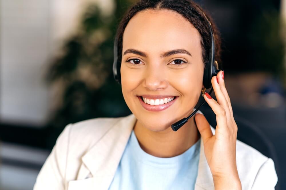 Bilingual answering service agent takes call from customer