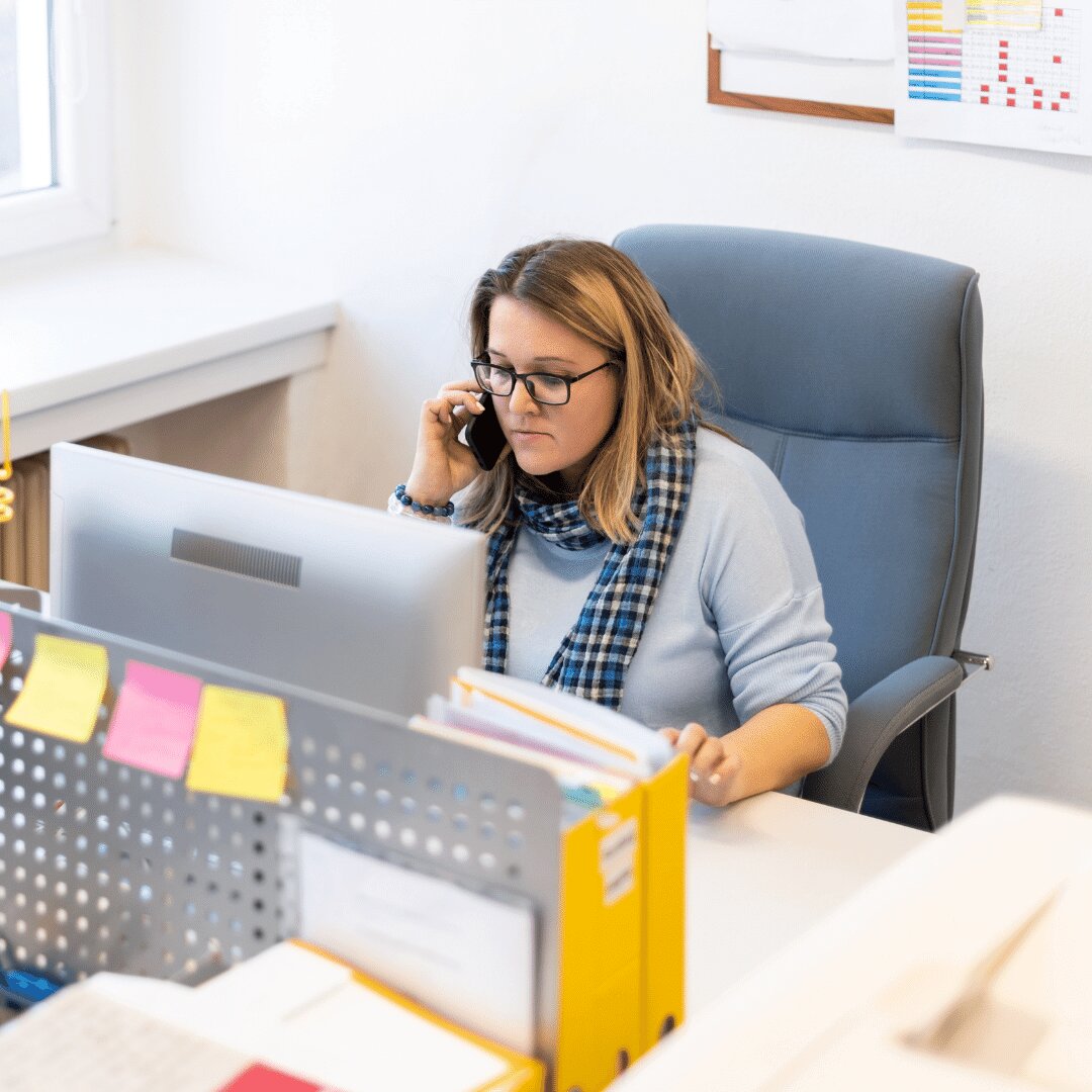 A women talking in the phone