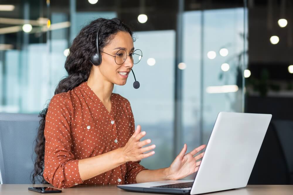 A women giving customer support