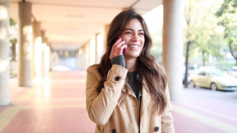 Customer talks on phone to bilingual virtual receptionist