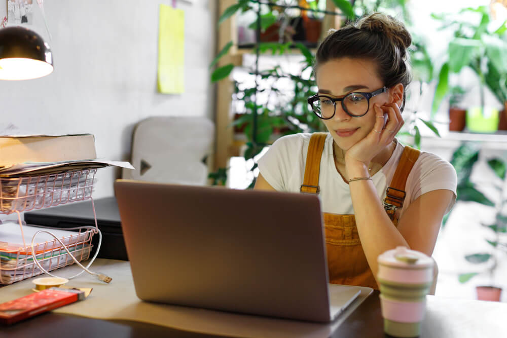 girl seeing in laptop 