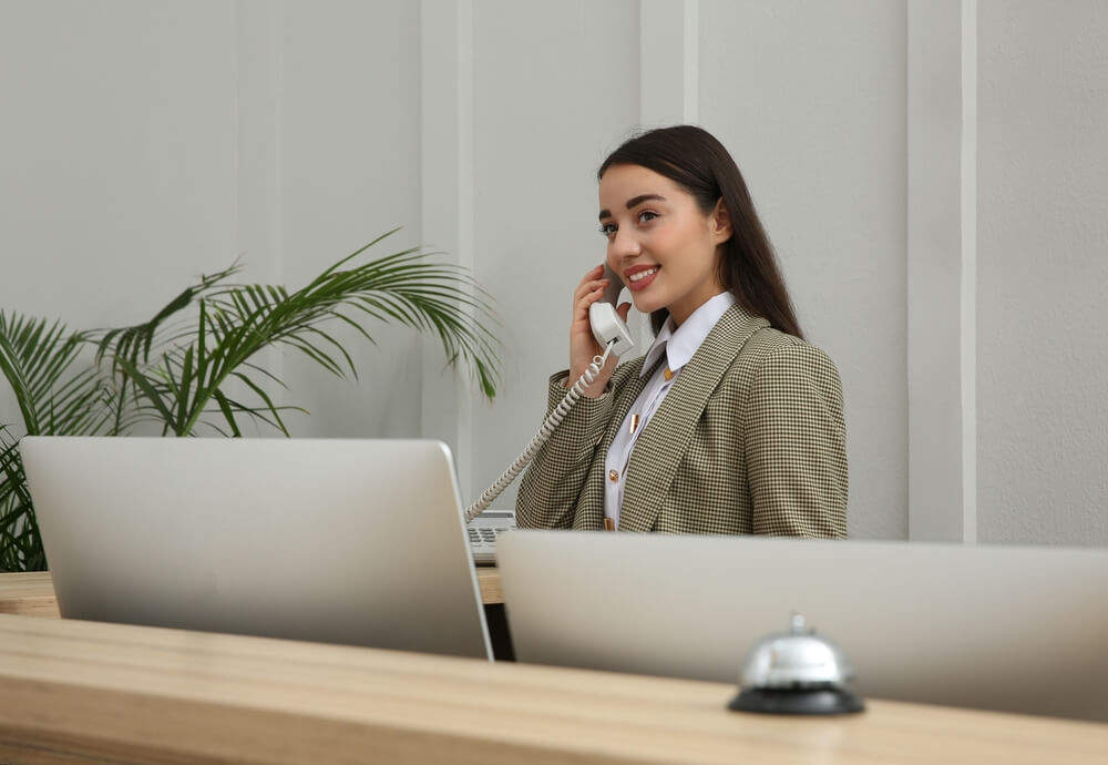 virtual receptionist taking calls 