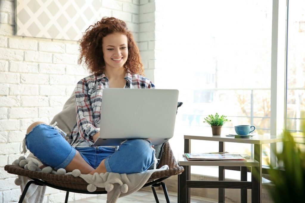 Smiling woman talking to virtual receptionist via Facebook Messenger live chat integration