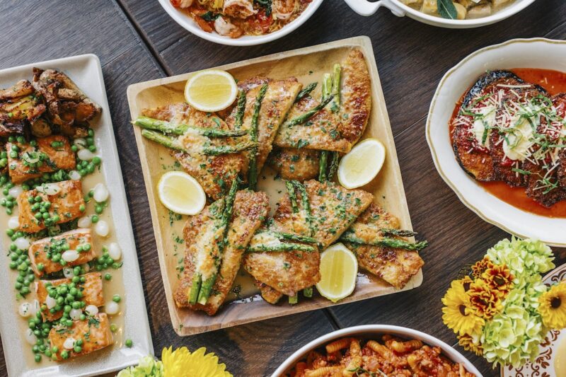 chicken on plate with lemons