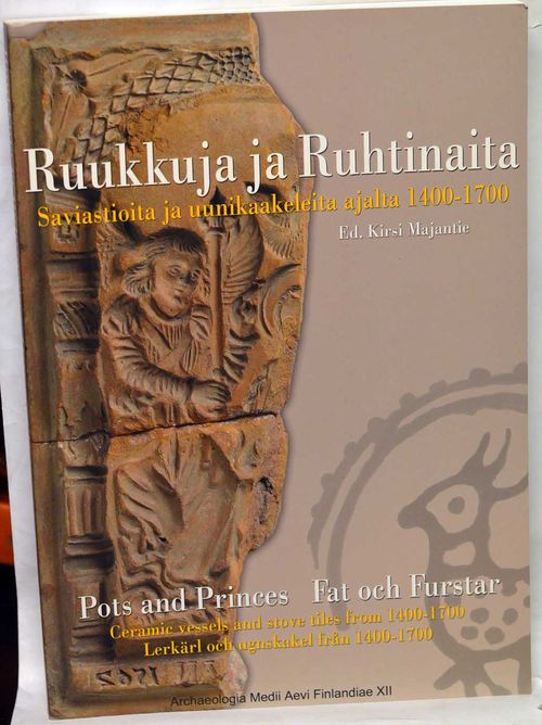 Ruukkuja ja ruhtinaita - Saviastioita ja uunikaakeleita ajalta 1400-1700 - Pots and Princes - Ceramic Vessels and Stove Tiles from 1400-1700 - Fat och furstar - Lerkärl och ungskakel från 1400-1700 - Majantie Kirsi (ed.) | Vaisaaren kirja | Osta Antikvaarista - Kirjakauppa verkossa