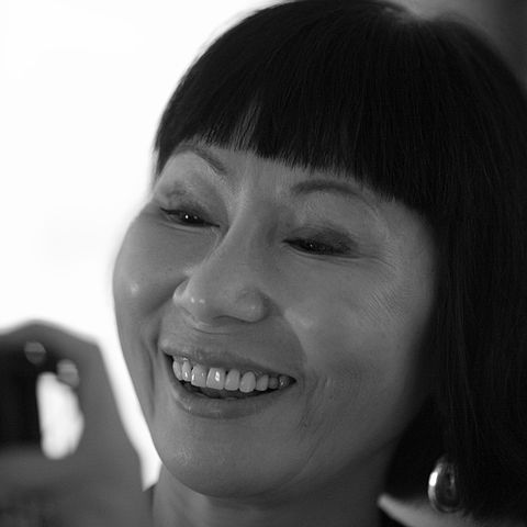 Kirjailija Amy Tan / Antikvaari.fiKirjailijan kuva lähde: David Sifry - Amy Tan Portrait 2