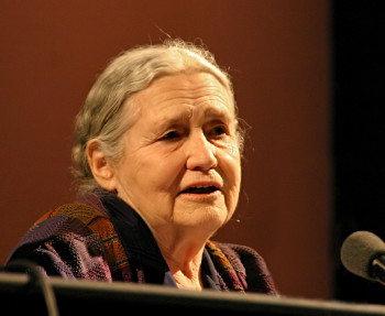 Kirjailija Doris Lessing / Antikvaari.fi