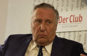 Kirjailija Frederick Forsyth / Antikvaari.fi