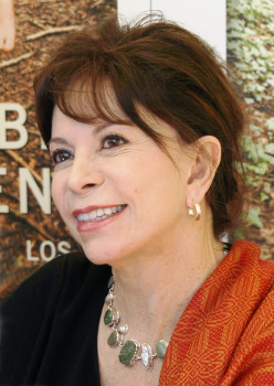 Kirjailija Isabel Allende / Antikvaari.fi