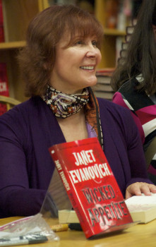 Kirjailija Janet Evanovich / Antikvaari.fi