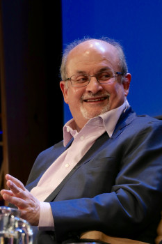 Kirjailija Salman Rushdie / Antikvaari.fi