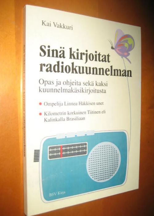 Sinä kirjoitat radiokuunnelman - Opas ja ohjeita sekä kaksi kuunnelmakäsikirjoitusta - Vakkuri Kai | Divari & Antikvariaatti Kummisetä | Osta Antikvaarista - Kirjakauppa verkossa