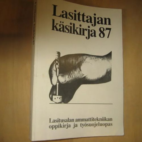 Lasittajan käsikirja 87 - Lasitusalan ammattitekniikan oppikirja ja työsuojeluopas - Lindblom Martti | Antikvaari - kirjakauppa verkossa